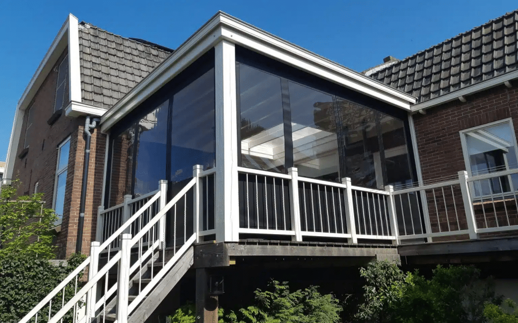 Verandazeil met mooie transparante ramen en stevige bevestigingen, ideaal voor bescherming tegen weer en wind op je veranda.